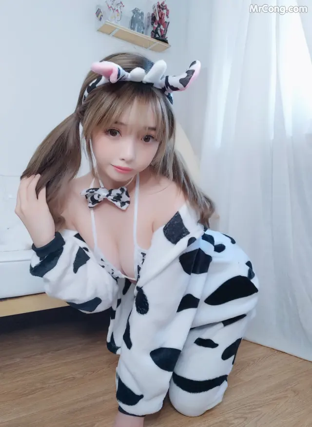 Coser@雯妹不讲道理 No.024: 小奶牛 (33 photos + 7 videos)