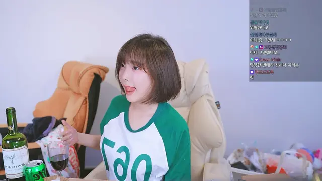 Kang In-kyung (강인경): Live Broadcast Room (26 photos + 1 video)