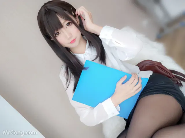 Coser@NAGISA魔物喵: 黑丝OL (50 photos)