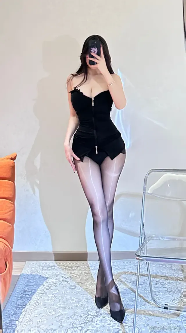 可可西yyy: 蕾丝吊带透视外套 (47 photos + 10 videos)