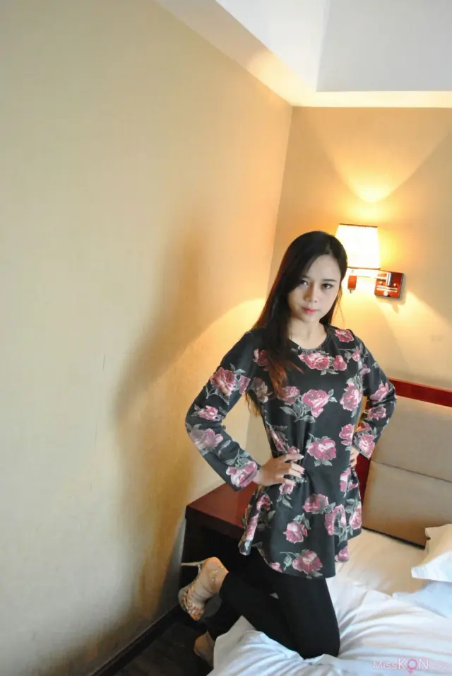 [Private Photoshoot] 饶敏: 人妻系丰满女神 全尺度私拍 (500 photos)