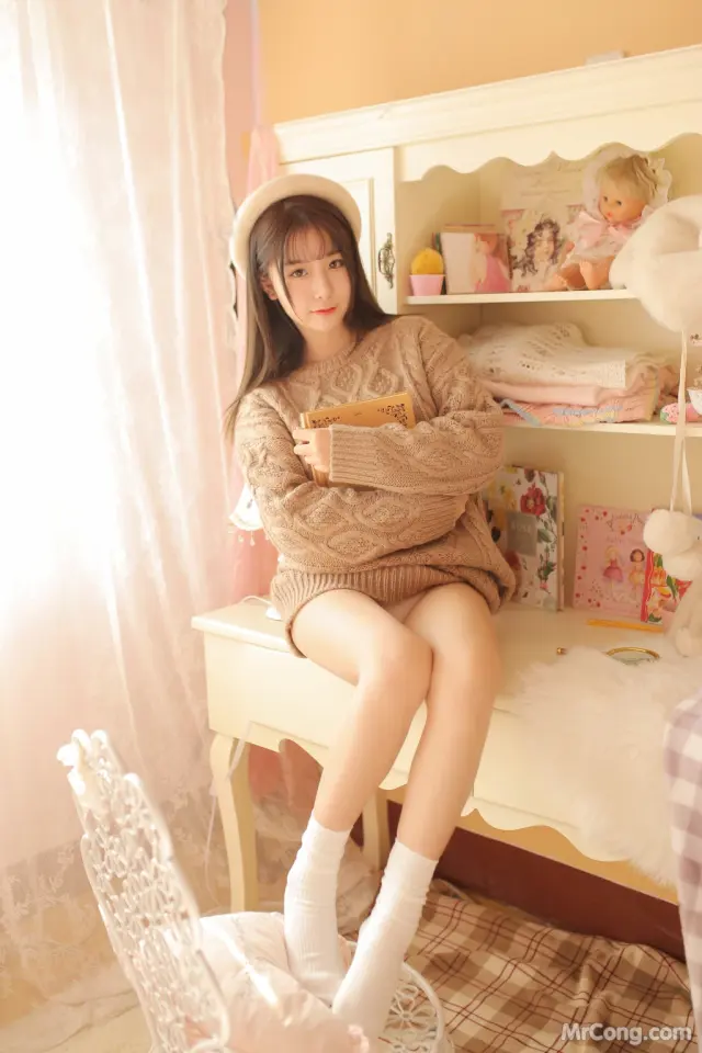Coser@Mao Jiu Jiang Sakura (猫九酱Sakura): 驼色毛衣（排版）(34 photos)
