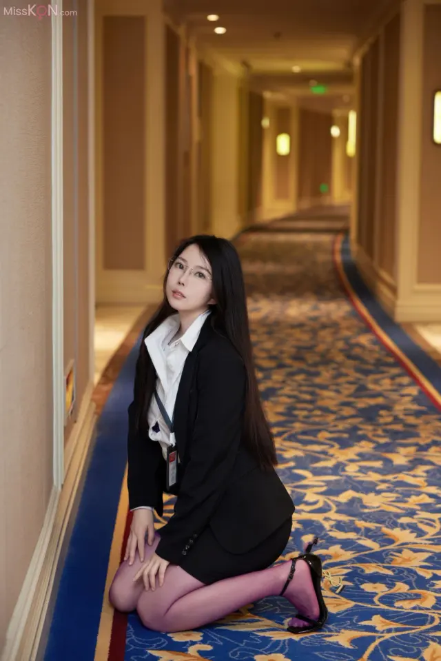 [内购无水印] Bai Ru Xue (白茹雪): 秀人网模特 紫丝OL (87 photos)