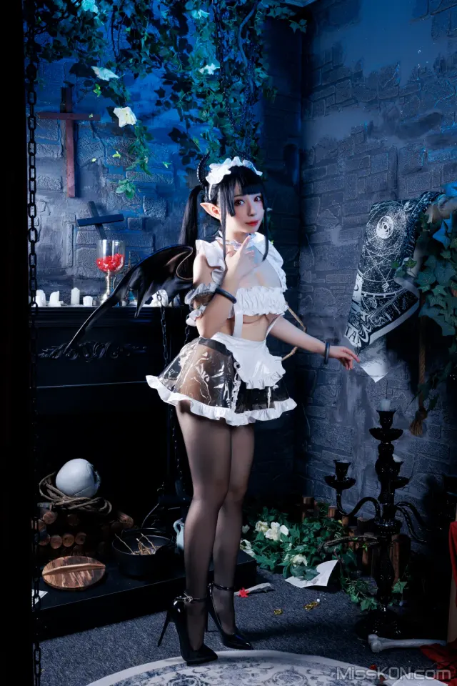 Coser@胡桃猫Kurumineko: 女仆吸血姬 (100 photos)