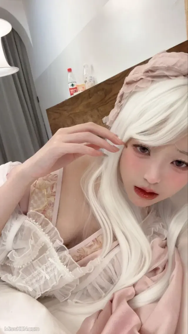 迟早早: 抖音甜妹 定制私拍 自摸阿黑颜 (53 photos + 3 videos)