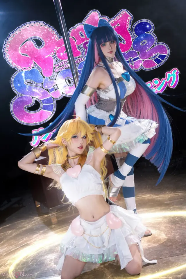 Coser@阿包也是兔娘 & 苏苏苏Sofia: 吊带袜天使 (33 photos)