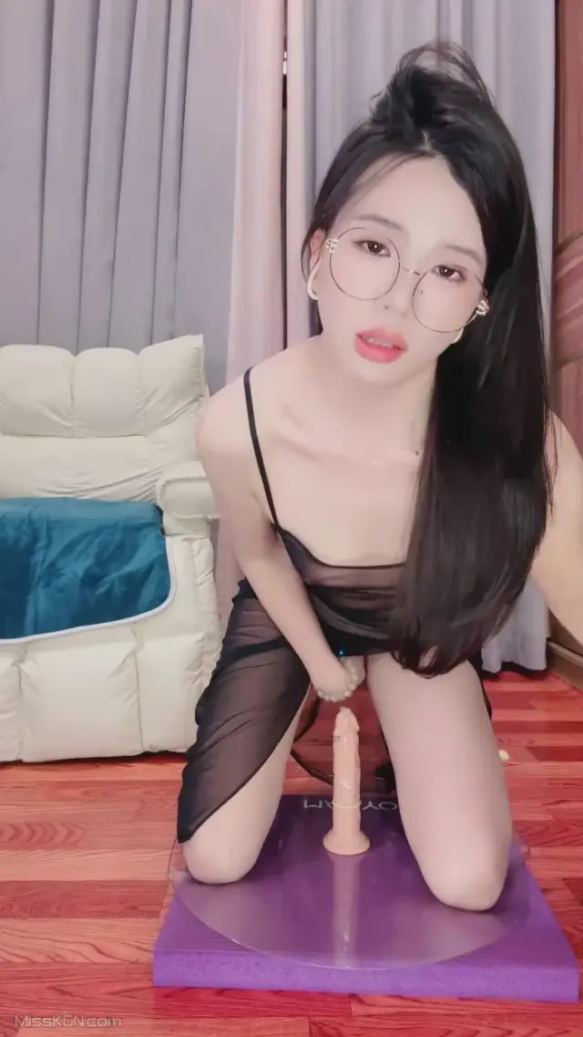 侯你已久: 甜美女神 丝袜美腿 跳狂震道具秀 (48 photos + 4 videos)