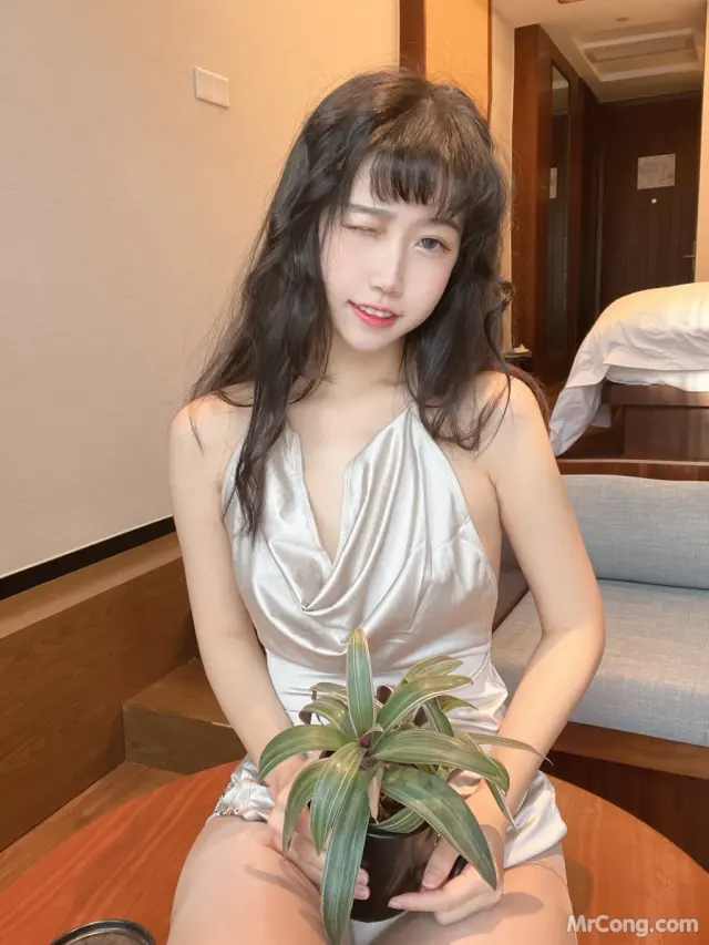 Coser@不呆猫: 浴室人妻 (42 photos + 3 videos)