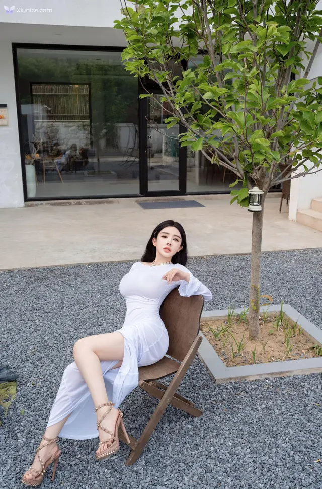 [XR Uncensored] 潘思沁: R18 秀人网模特 庭院中的春色 (90 photos + 13 videos)
