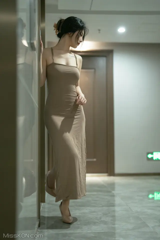 Coser@桃良阿宅: 吊带裙(公共厕所) (75 photos)