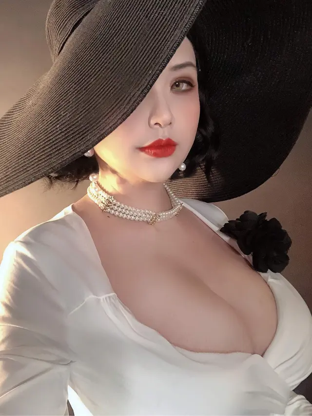 Coser@Hana Bunny – Lady Dimitrescu (Resident Evil) (17 photos)