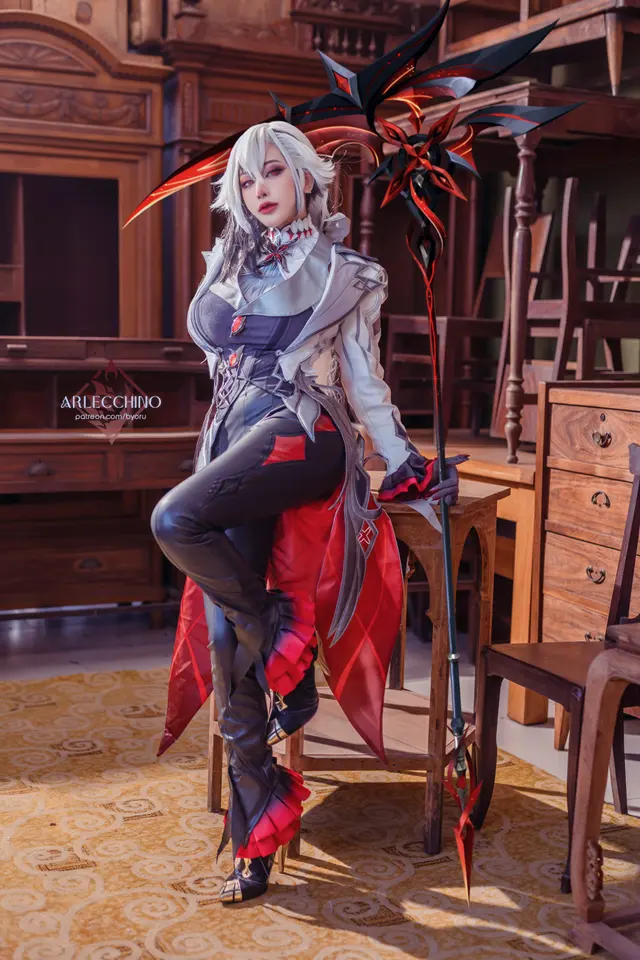 Coser@Byoru – Genshin Impact Arlecchino Dress (94 photos)