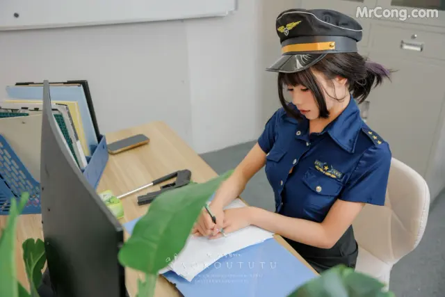 Coser@黏黏团子兔:『乌龙女警』& Good-night Kiss (73 photos + 1 video)