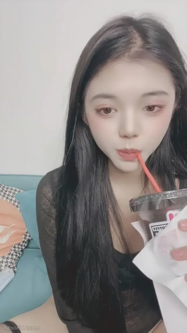甜秘密: 粉嫩美乳学妹收费房 应榜一大哥狂插喷水 (30 photos + 3 videos)