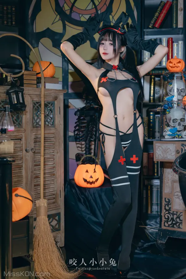 Coser@黏黏团子兔: 万圣节看护士 (40 photos)