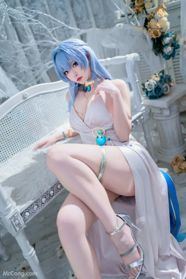 Coser@宮本桜: Nikke胜利女神 海伦娜礼服 (19 photos)
