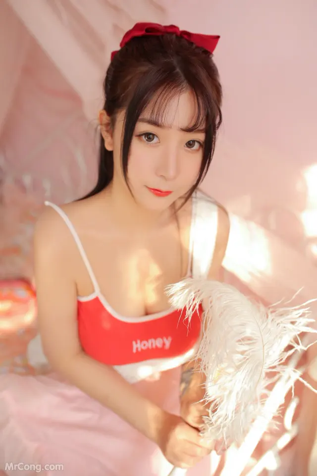 Coser@Mao Jiu Jiang Sakura (猫九酱Sakura): 红色吊带 (18 photos)