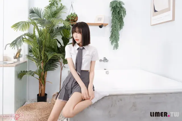 [Limerence原创] No.052: 素人林莹 JK小隻馬の性感裸足 (166 photos + 1 video)