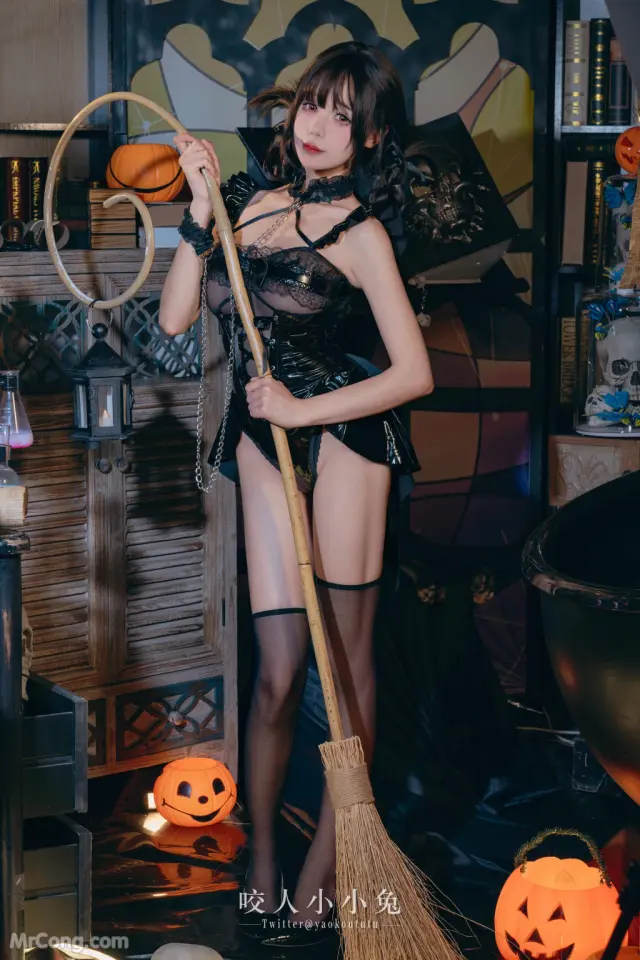 Coser@黏黏团子兔:『兔兔班车』万圣小恶魔 (41 photos + 1 video)