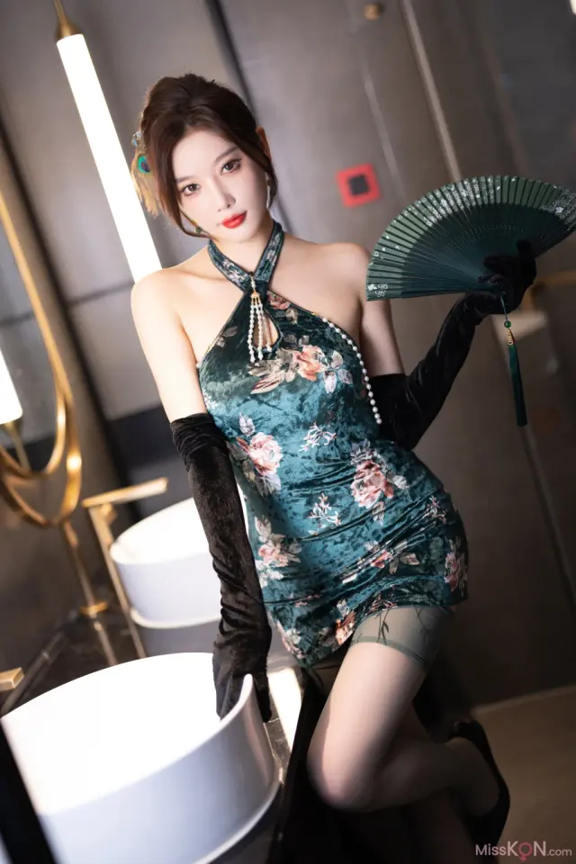 [内购无水印] Yang Chen Chen (杨晨晨Yome): 秀人网模特 绿色情趣内衣 (103 photos)
