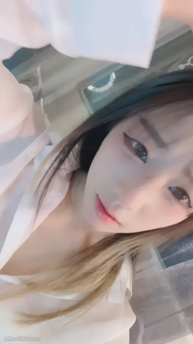 小铃铛: 爱玩道具的小仙女 道具狂插 水流不停 (24 photos + 3 videos)