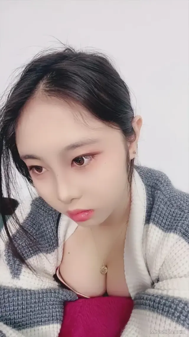秦瑶: 皮肤很白的学生妹大秀 这种的才是极品 (27 photos + 5 videos)