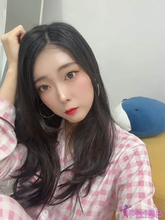 Moon Night Snap – Mona (모나): Pajama Mona (27 photos + 1 video)