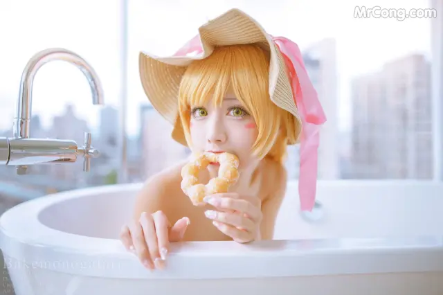 Coser@沖田凜花Rinka: 忍野忍ドーナツのお風呂 ver (10 photos)