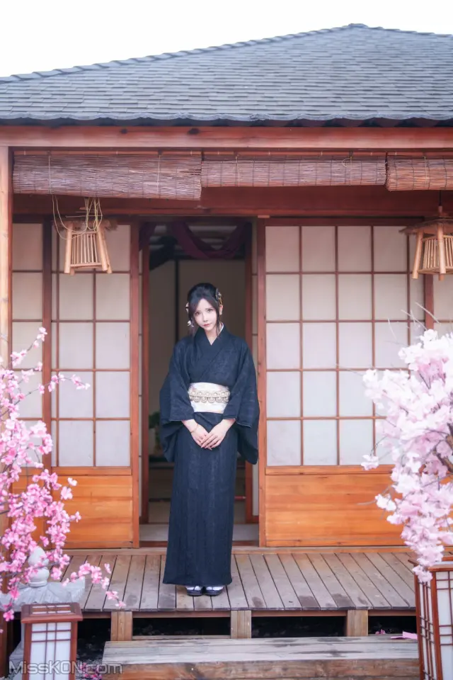 Coser@抱走莫子aa – 未亡人太太 (65 photos + 13 videos)