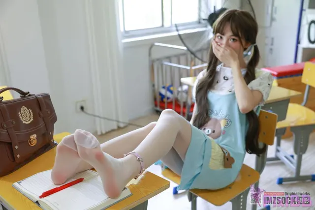 [MZSOCK爱美足] No.342: 秋秋 (134 photos + 1 video)