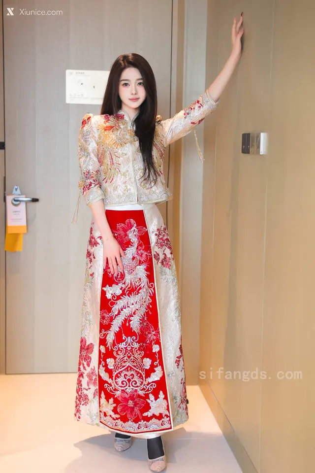 Xiuren Uncensored – Candy糖糖 – R18 秀人网模特 新年礼服 (111 photos)