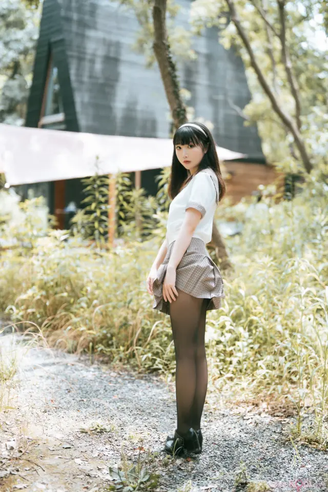 Coser@面饼仙儿: 黑丝露营JK (39 photos)