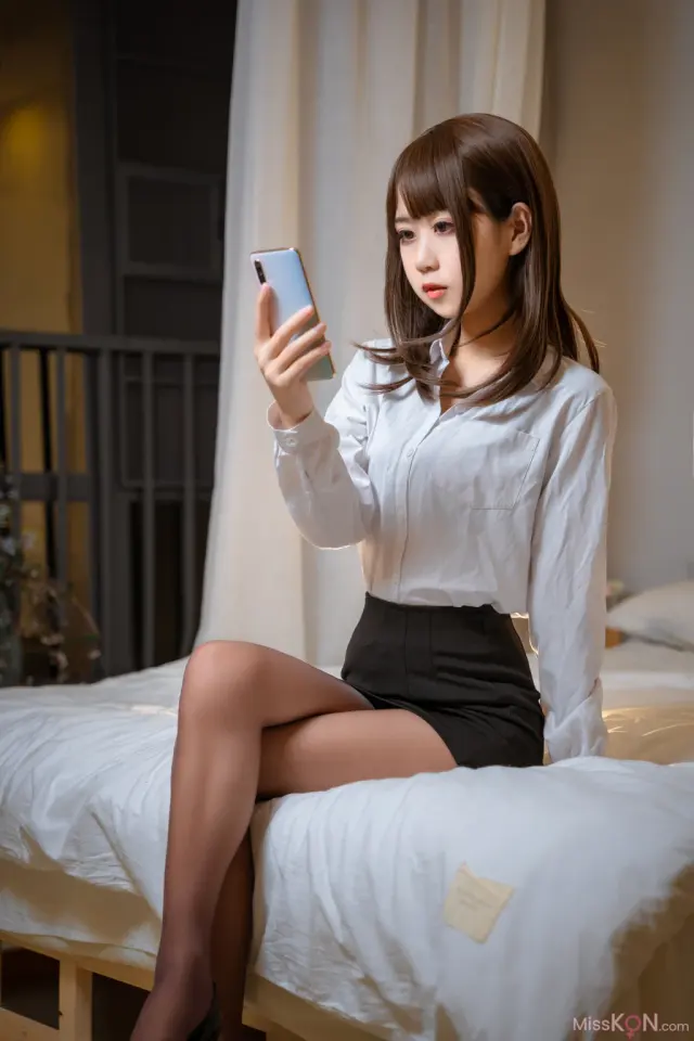 Coser@萌芽儿o0 - 开裆丝袜OL (27P)