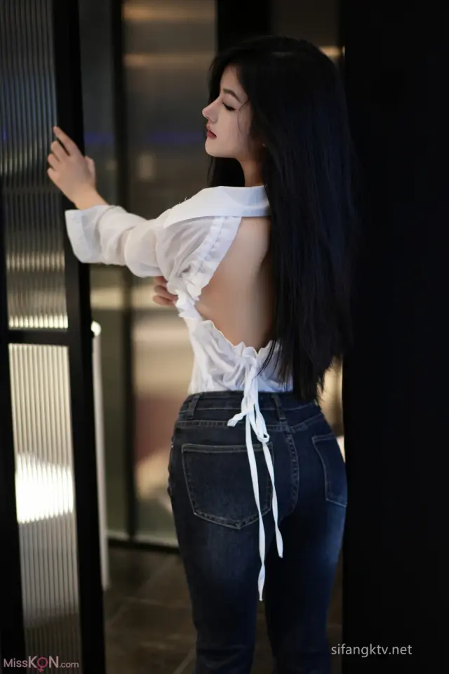 [XR Uncensored] 谭小灵: R18 秀人网模特 牛仔裤原图 (99 photos + 1 video)