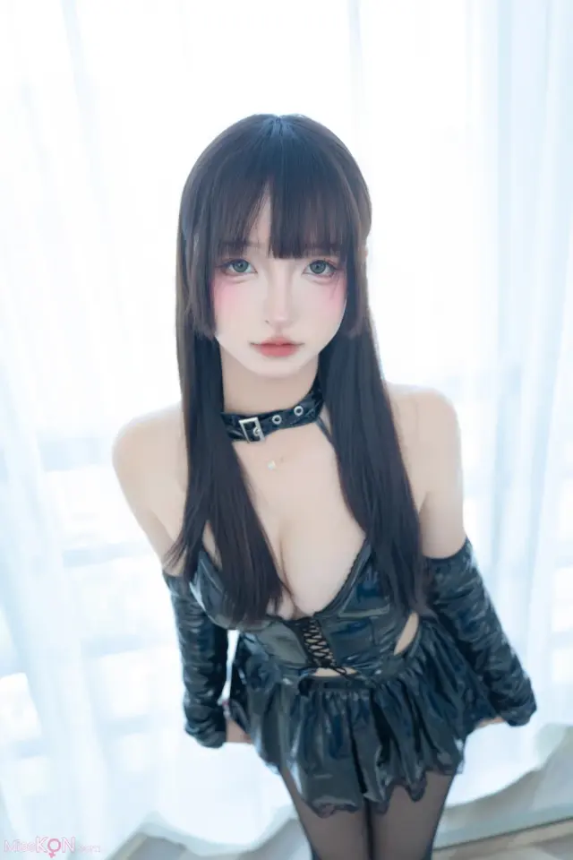 Coser@神楽坂真冬 Vol.210: 美脚调教 (75 photos + 2 videos)