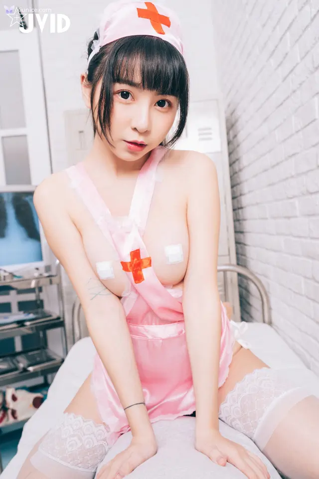 JVID 月台尼Tiny – 讓情色巨乳護士用女上位幫你搖出來吧 (53 photos)
