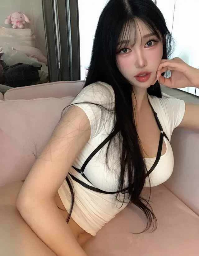 [Moon Night Snap] Yunjin - Peek at The Younger Sister Next Door (32 photos)