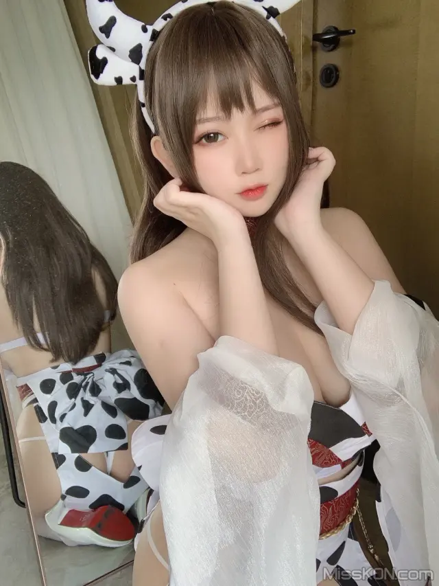 Coser@蜜桃少女是依酱呀: 牛牛和服 (34 photos + 2 videos)