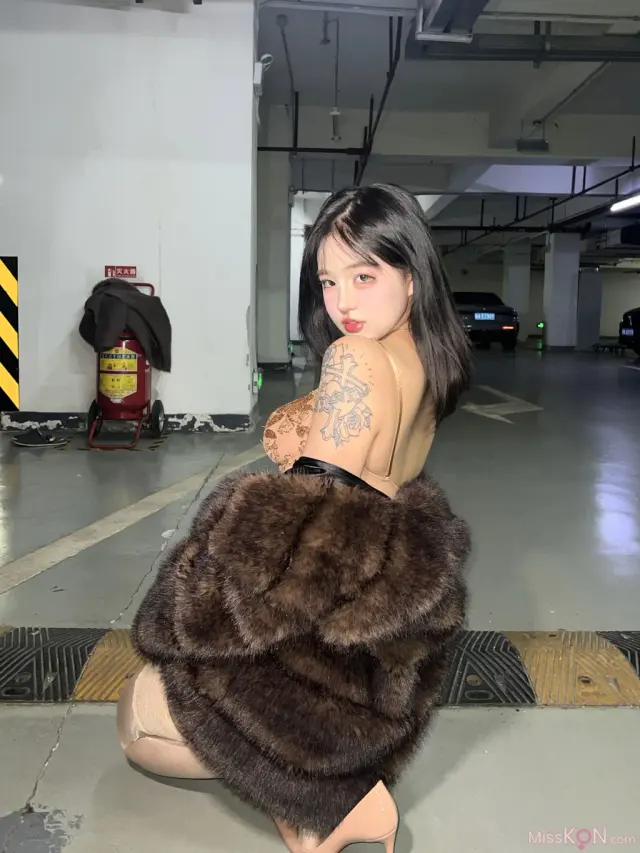 小u优优子: 貂皮大衣 (50 photos)