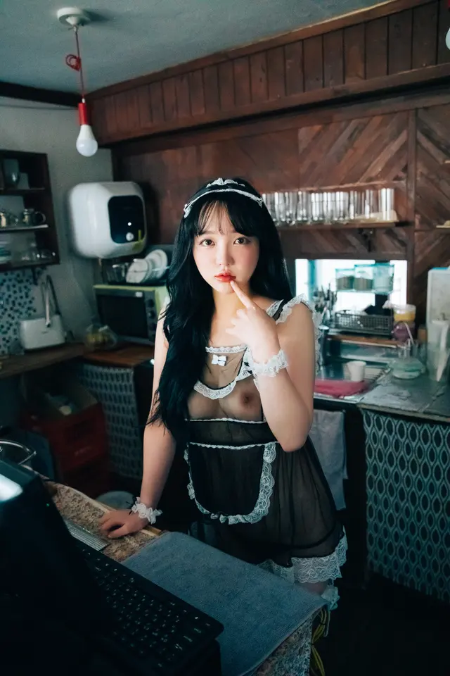 [Loozy] Son Ye-Eun (손예은): Fetish Cafe