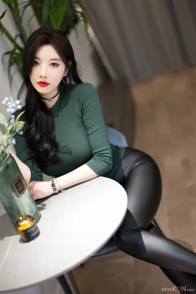 [内购无水印] Yang Chen Chen (杨晨晨Yome): 秀人网模特 高跟肉丝无内 (110 photos)