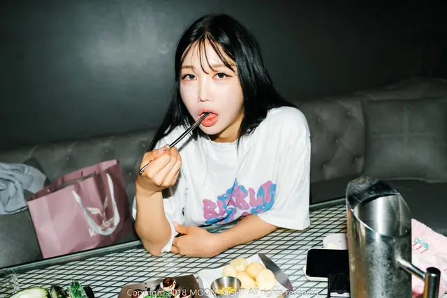 [Moon Night Snap] Yunjin – Karaoke feat. Actually Drunk (70 photos)