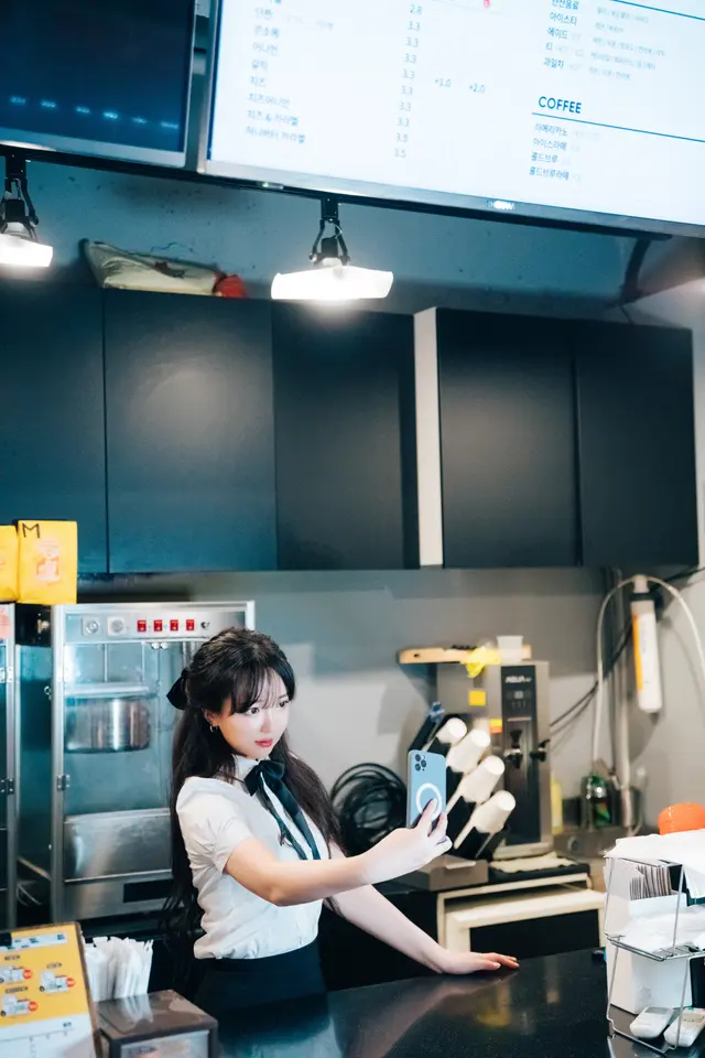 [Loozy] Son Ye-Eun (손예은): Ticket Girl