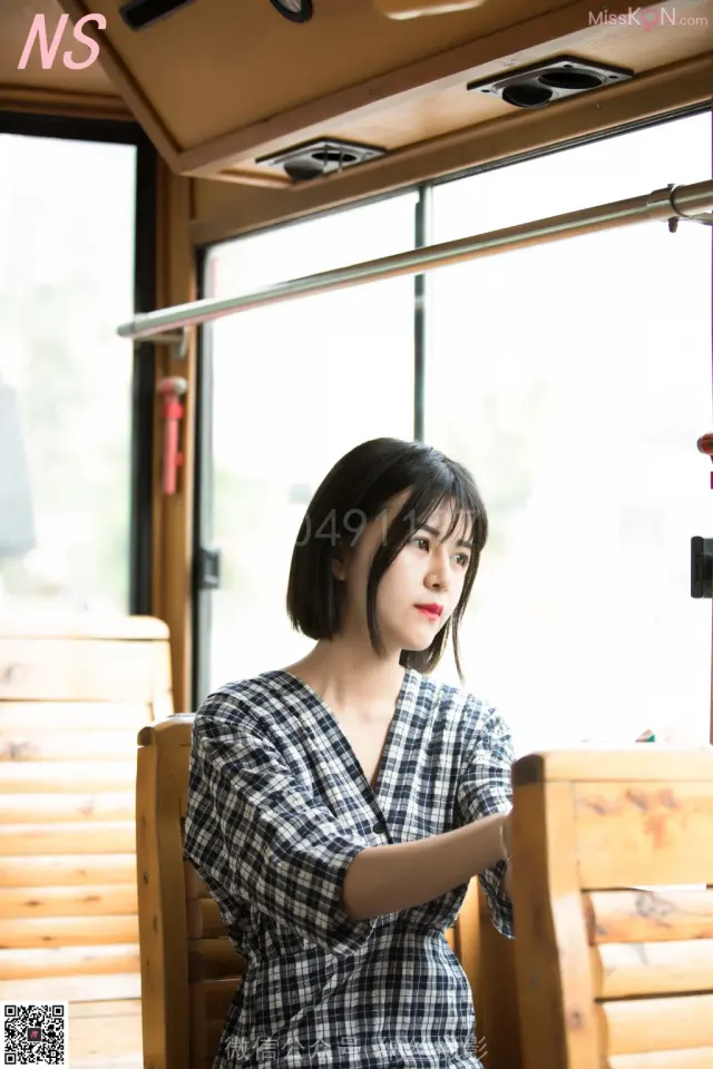 [NS纳丝摄影] No.012: YOM公交站肉丝女神 (33 photos)