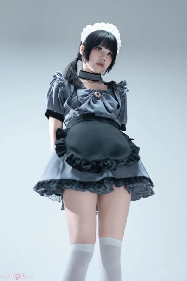 Coser@清水凪 - 手提箱与灰色女仆 (36 photos)