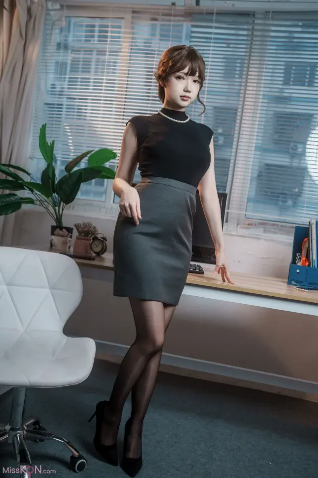 Coser@雪晴Astra: 年纪不大的上司姐姐 (70 photos + 1 video)