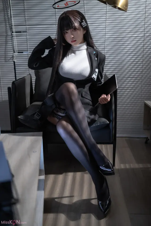 Coser@矢量鱼: 蔚蓝档案 调月莉音 黑丝OL (36 photos)