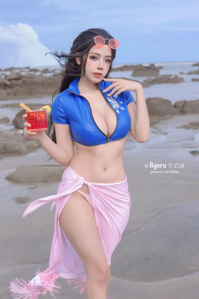 Coser@Byoru – Nico Robin (30 photos)