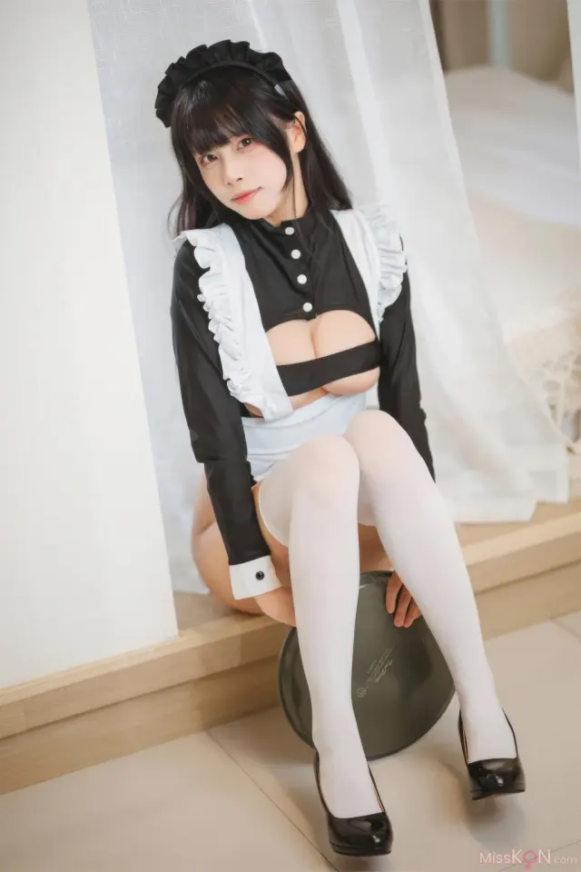 Coser@三無人型: 高叉女仆 (42 photos)