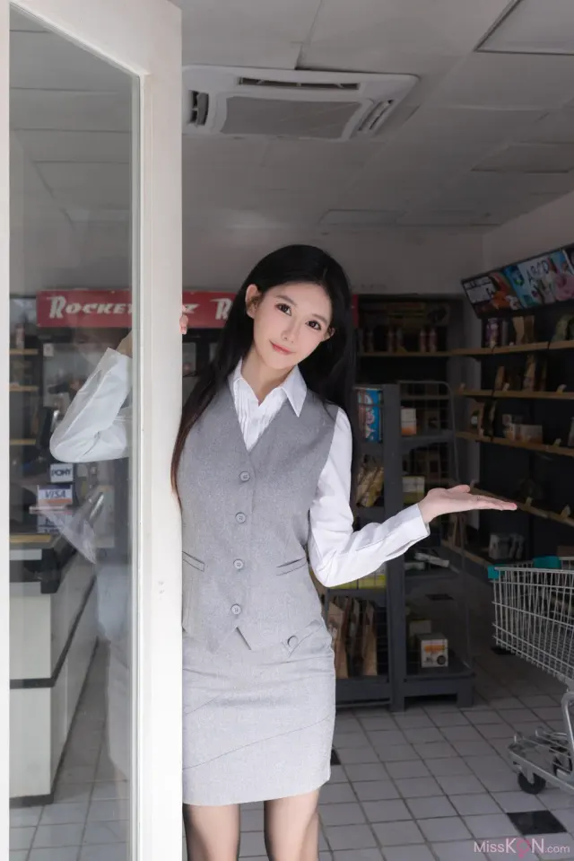 [内购无水印] 谢小蒽: 秀人网模特 便利店新星 (100 photos)